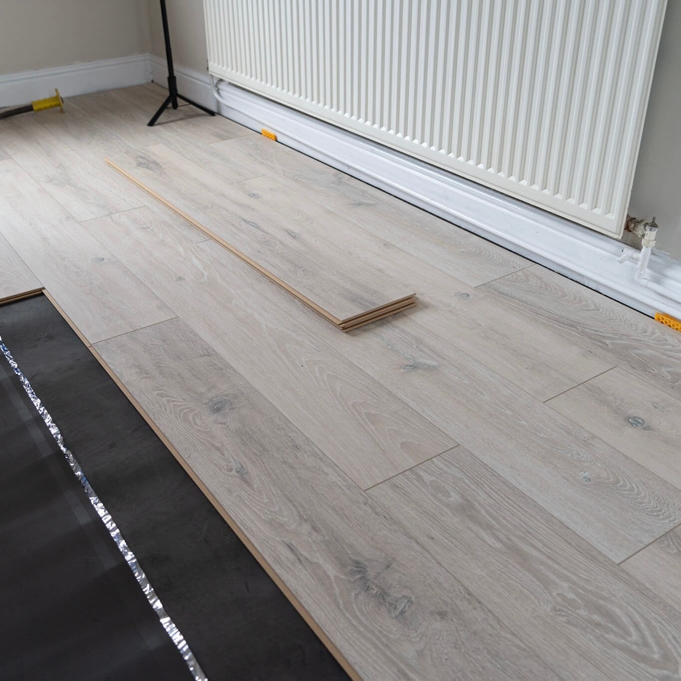 Home Classic 12mm Weathered White Oak 4V Laminate Flooring